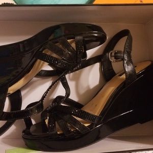 Black platgorm wedge heels